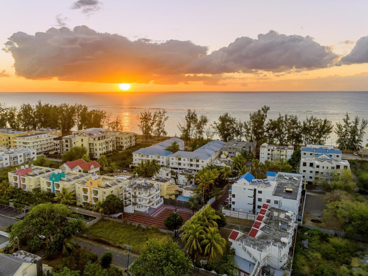 Les Cerisiers Beach Residence, Cosy And Modern 3 Bedroom Apartment Located 50 Metres From The Beach And From All Amenities And Restaurants On The Coastal Road Flic-en-Flacq 外观 照片