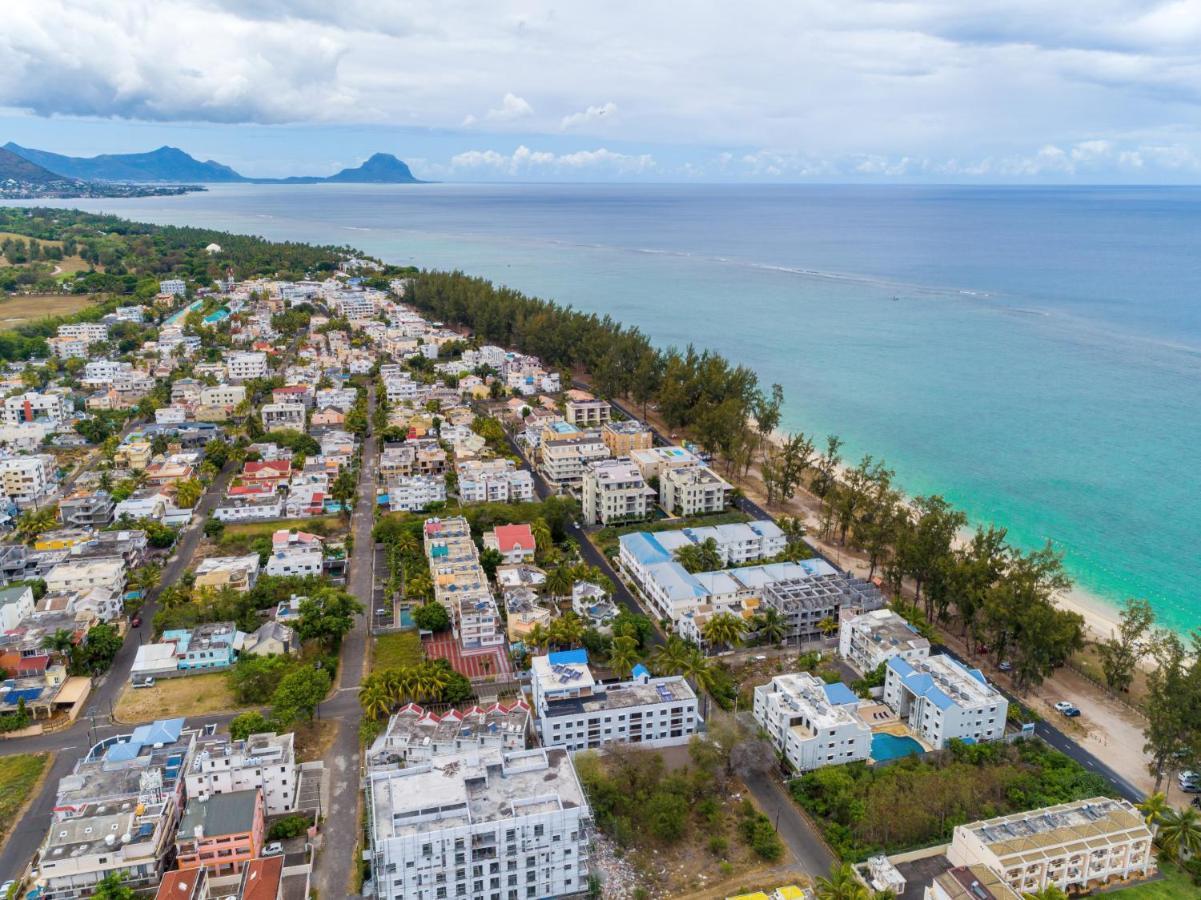 Les Cerisiers Beach Residence, Cosy And Modern 3 Bedroom Apartment Located 50 Metres From The Beach And From All Amenities And Restaurants On The Coastal Road Flic-en-Flacq 外观 照片