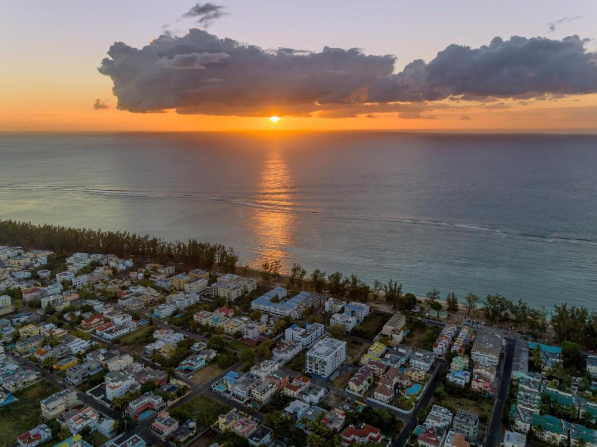 Les Cerisiers Beach Residence, Cosy And Modern 3 Bedroom Apartment Located 50 Metres From The Beach And From All Amenities And Restaurants On The Coastal Road Flic-en-Flacq 外观 照片